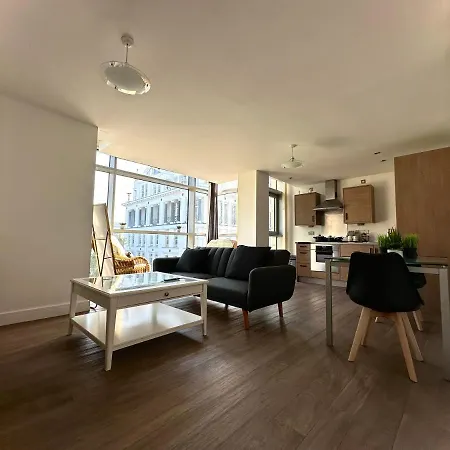 Prime Location Stunning Floor-to-ceiling Windows Apartment Birmingham